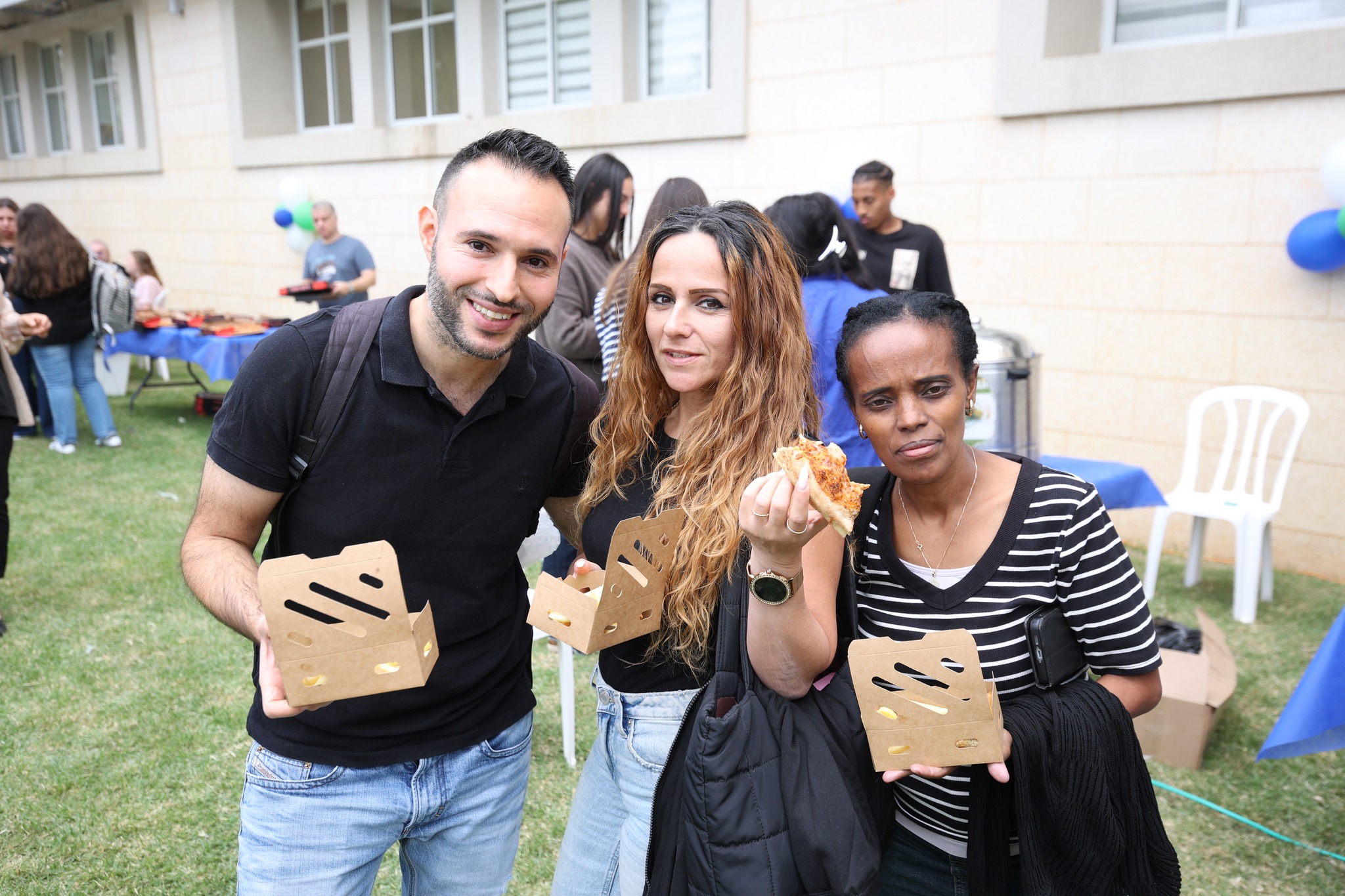 סטודנטים בדשא